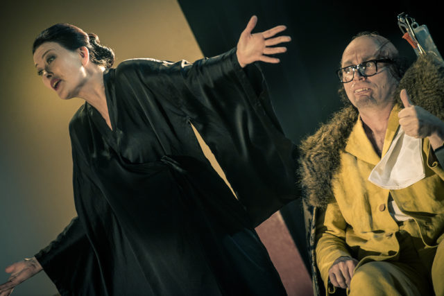 Merle Palmiste ja Sulev Teppart lavastuses "Leke".