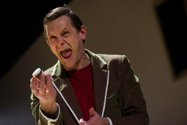 Jan Uuspõld lavastuses "Leke".