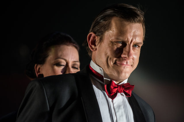 Jan Uuspõld ja Merle Palmiste lavastuses "Leke".