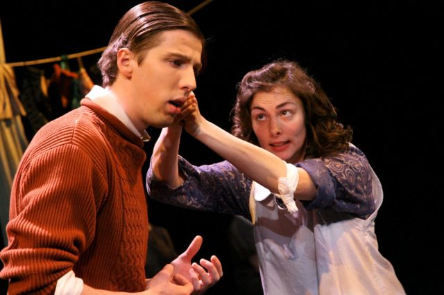 Karl Andreas Kalmet ja Maiken Schmidt lavastuses "Lõikuspeo tantsud".