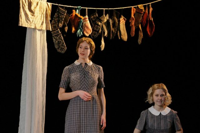 Kristiina Hortensia Port ja Katariina Ratasepp lavastuses "Lõikuspeo tantsud".