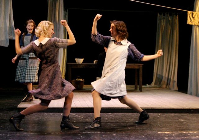 Jane Napp, Katariina Ratasepp, Maiken Schmidt lavastuses "Lõikuspeo tantsud".