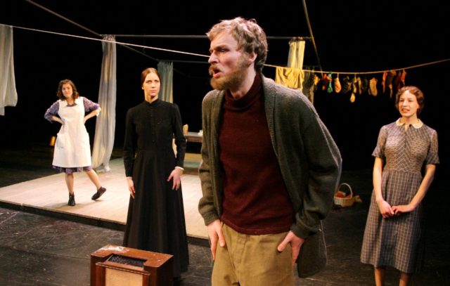 Liis Lass ja Kaspar Velberg lavastuses "Lõikuspeo tantsud".