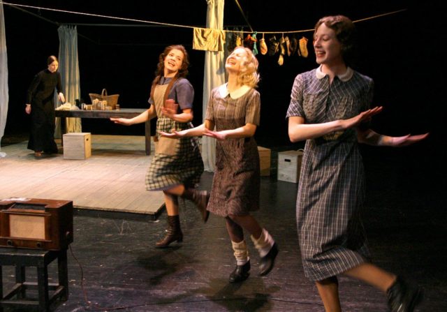 Tantsustseen lavastuses "Lõikuspeo tantsud".