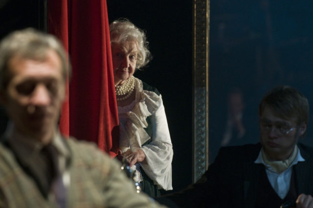 Ita Ever lavastuses "Loojang".