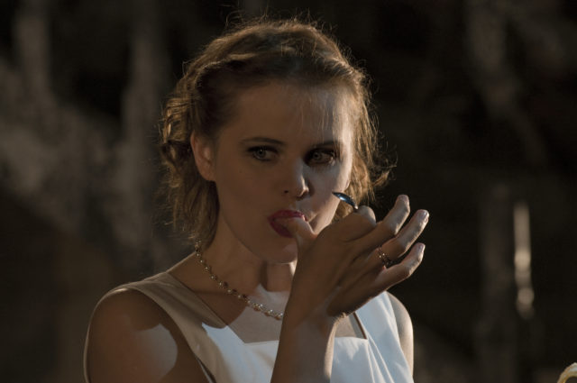 Harriet Toompere lavastuses "Loojang".