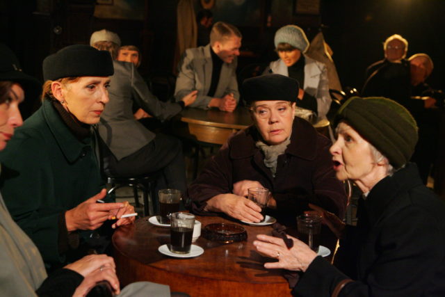 Kaie Mihkelson, Mari Lill, Ester Pajusoo lavastuses "Lõputu kohvijoomine".