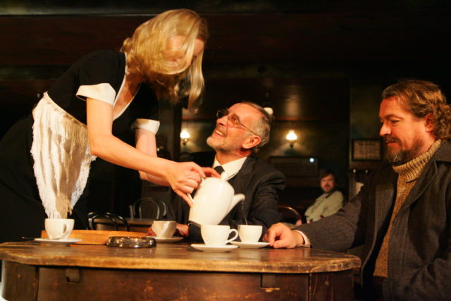 Ulfsak ja Rekkor lavastuses "Lõputu kohvijoomine".