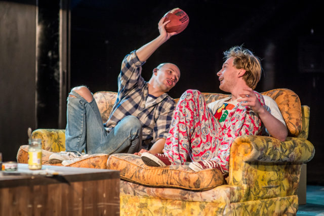 Sten Karpov ja Pääru Oja lavastuses "Orvud".