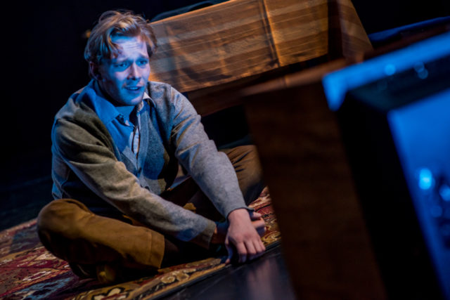 Pääru Oja lavastuses "Orvud".