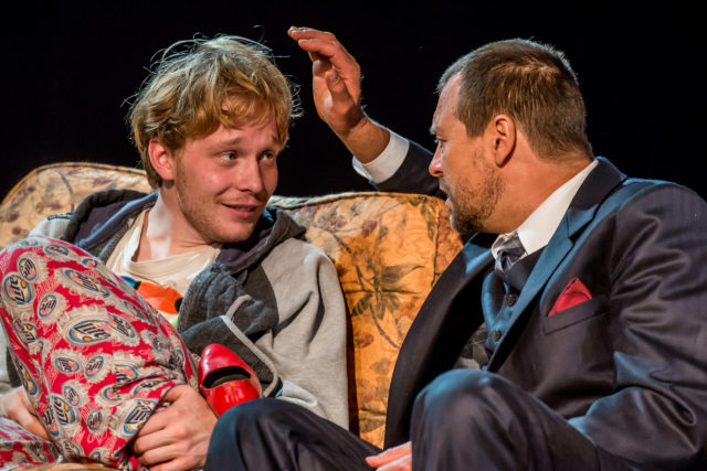 Pääru Oja ja Ivo Uukkivi lavastuses "Orvud".