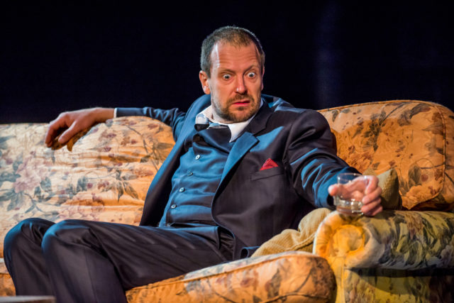 Ivo Uukkivi lavastuses "Orvud".