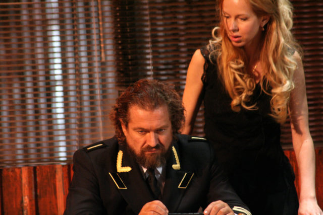 Jaan Rekkor ja Maria Avdjushko lavastuses "Othello".