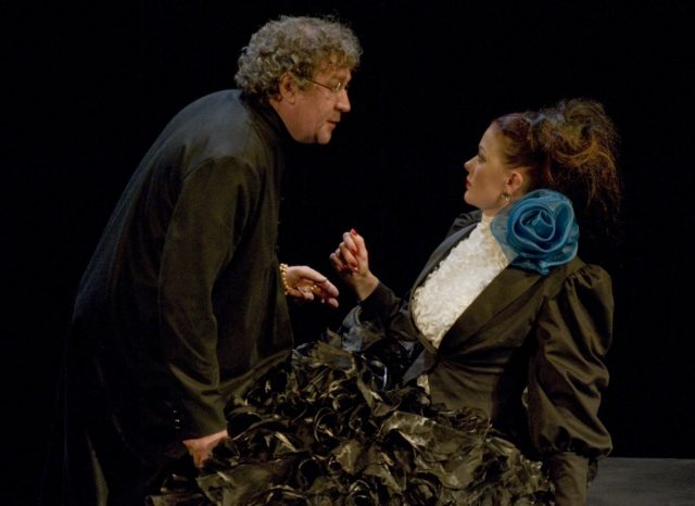 Guido Kangur ja Merle Palmiste lavastuses "Pedro Paramo".
