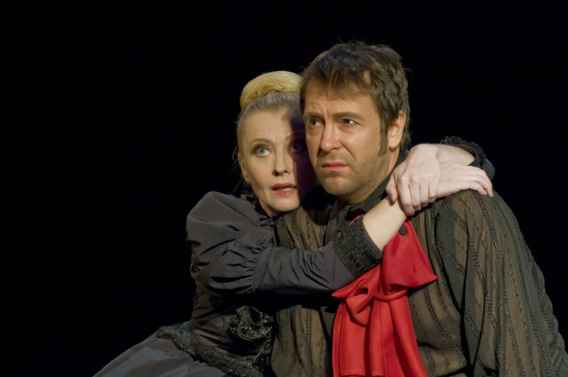 Laine Mägi ja Ivo Uukkivi lavastuses "Pedro Paramo".