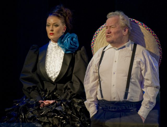 Merle Palmiste ja Tõnu Aav lavastuses "Pedro Paramo".