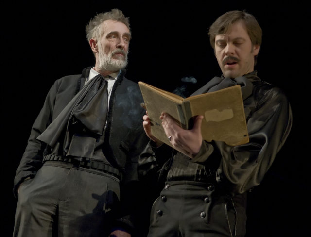 Lembit Ulfsak ja Mait Malmsten lavastuses "Pedro Paramo".