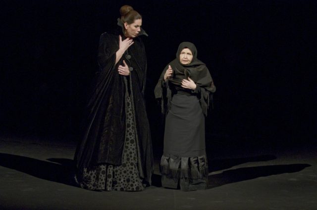 Viire Valdma ja Ester Pajusoo lavastuses "Pedro Paramo".