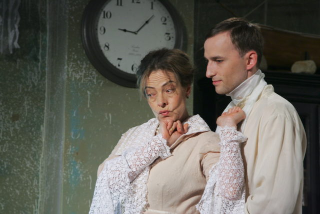 Ülle Kaljuste ja Märt Avandi lavastuses "Pikk päevatee kaob öösse".