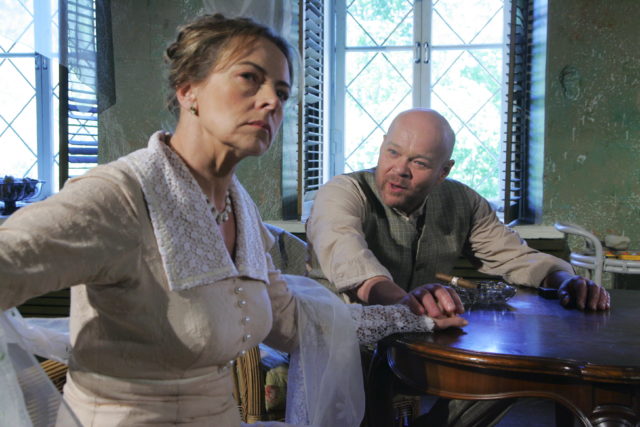 Ülle Kaljuste ja Ain Lutsepp lavastuses "Pikk päevatee kaob öösse".