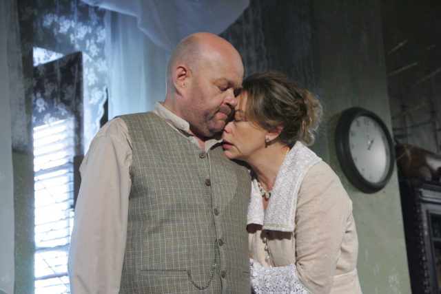 Ain Lutsepp ja Ülle Kaljuste lavastuses "Pikk päevatee kaob öösse".