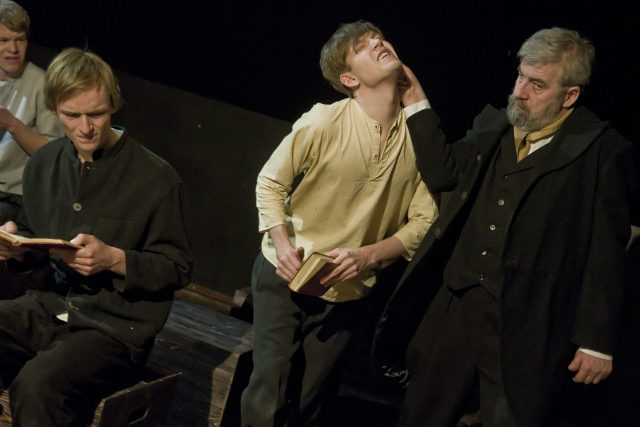 Henrik Kalmet ja Priit Pedajas lavastuses "Seitse venda".