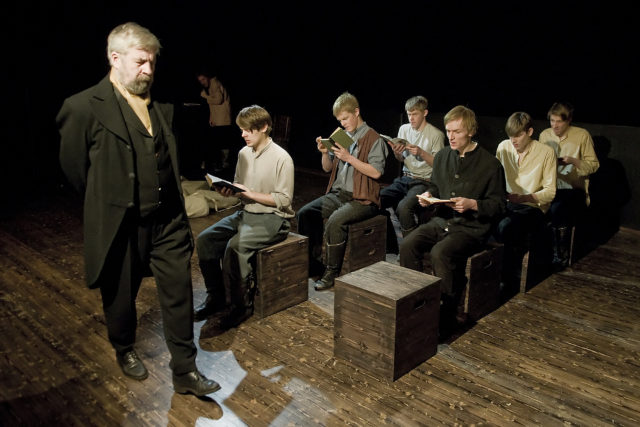 Koolitunni stseen lavastuses "Seitse venda".