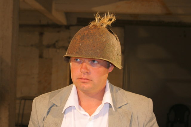 Tiit Sukk lavastuses "Syrrealistid".