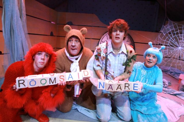 Stseen Merle Karusoo lavastusest "Sünnipäev".