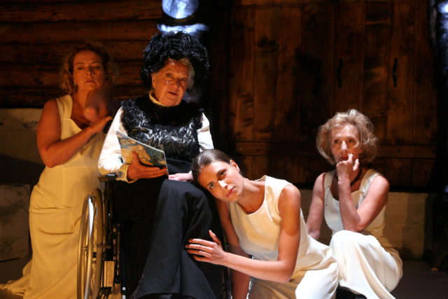 Stseen lavastusest "Tuhkatriinumäng".