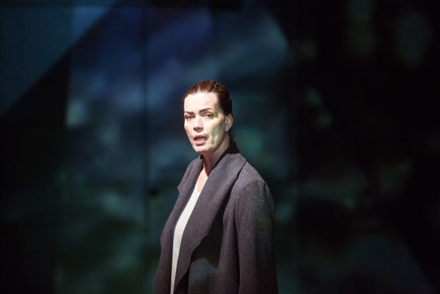 Valdma lavastuses "Tund aega, et hinge minna".