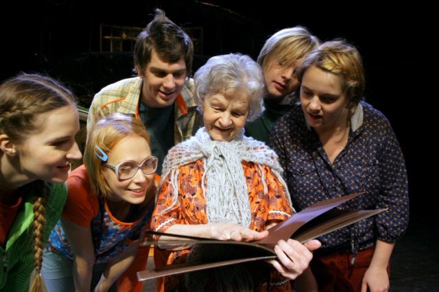 Ester Pajusoo ja Supilinna detektiivid lavastuses "Vana roosa maja".