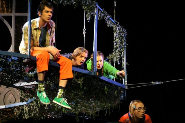 Tiidus, Krumm, Laan, Lill lavastuses "Vana roosa maja".