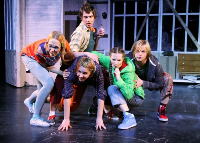 Lill, Krumm, Tiidus, Laan, Reinik lavastuses "Vana roosa maja".