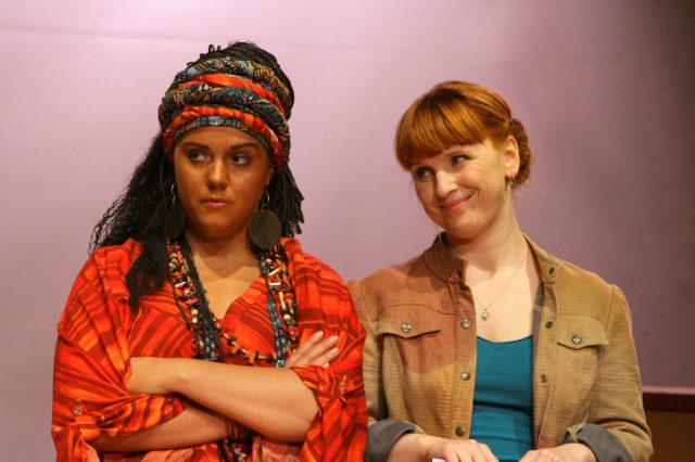 Piret Krumm ja Hilje Murel lavastuses "Vertikaaltund".