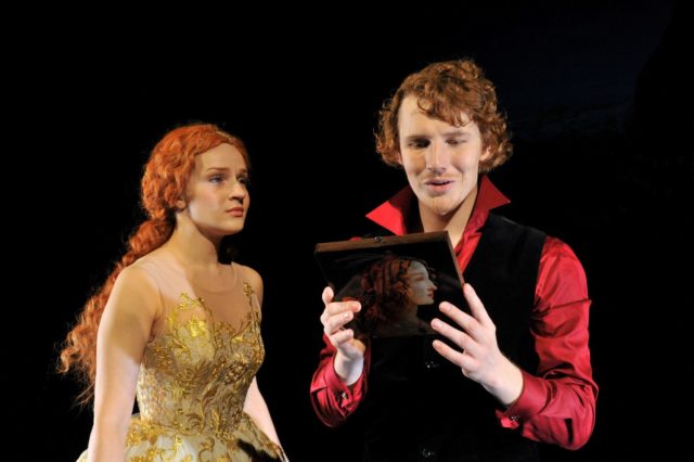 Marta Laan ja Hendrik Toompere jr lavastuses "Võlanõudjad".