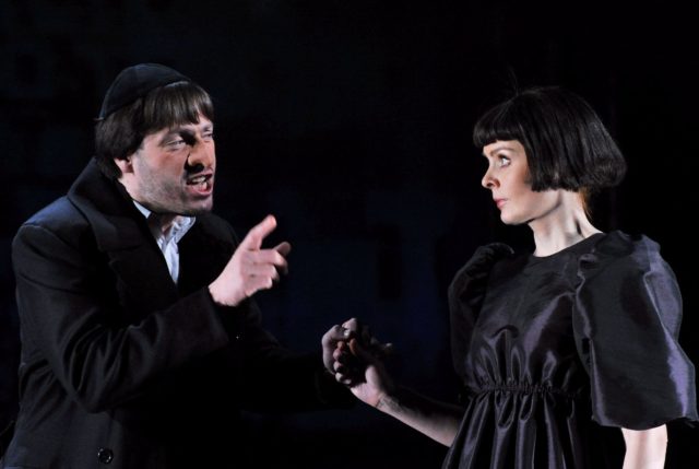 Mait Malmsten ja Kersti Heinloo lavastuses "Võlanõudjad".