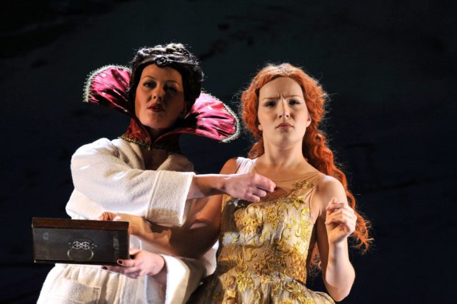 Merle Palmiste ja Marta Laan lavastuses "Võlanõudjad".