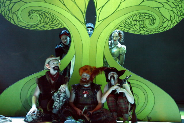 Stseen lavastuses "Võluõunad ehk naeru kätte võib surra".