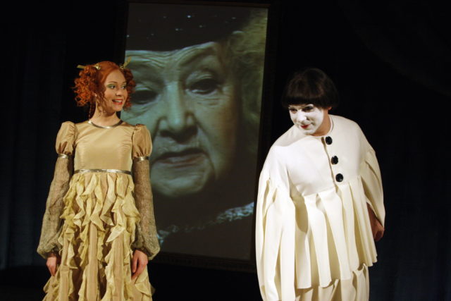 Mari-Liis Lill ja Taavi Teplenkov lavastuses "Võluõunad".