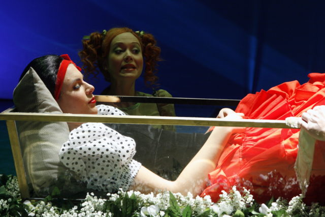 Britta Soll ja Mari-Liis Lill lavastuses "Võluõunad".