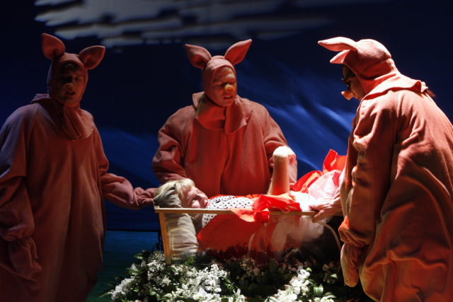 Kolm põrsakest lavastuses "Võluõunad".