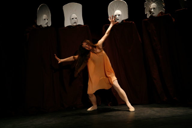 Eve Andre (Estonia) lavastuses "Antigone".