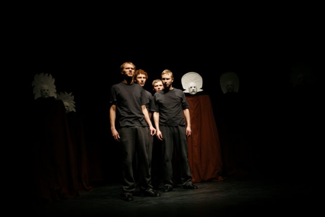 EMTA lavakunstikooli tudengid Leht, Toompere jr, Üksküla, Joorits lavastused "Antigone".