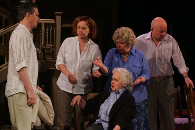 Stseen Priit Pedajase lavastusest "Augustikuu".