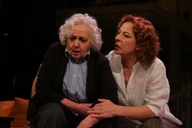 Ita Ever ja Ülle Kaljuste lavastuses "Augustikuu".