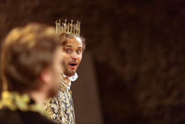 Robert Annus lavastuses "Becket ehk jumala au".