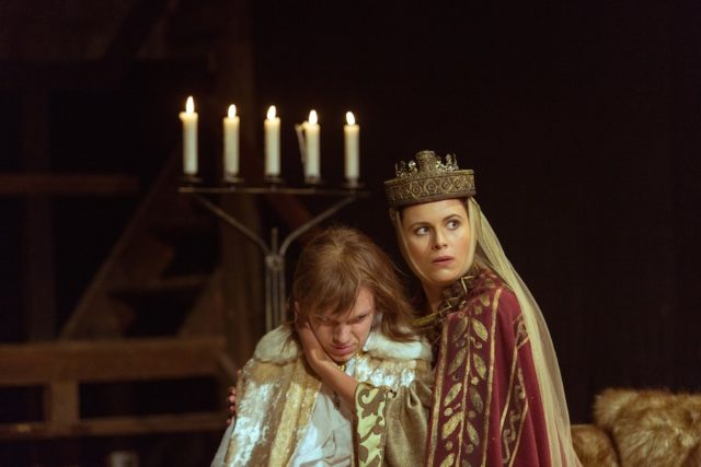 Karmo Nigula ja Britta Soll lavastuses "Becket ehk jumala au".