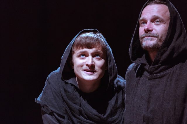 Christopher Rajaveer ja Indrek Sammul lavastuses "Becket ehk jumala au".