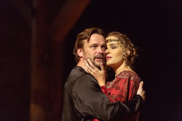 Indrek Sammul ja Marta Laan lavastuses "Becket ehk jumala au".